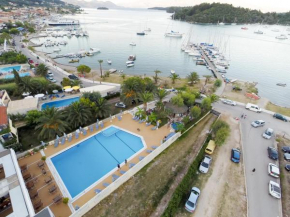  Athos Hotel  Нидри